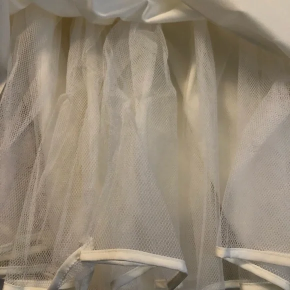 🎉🎉Host Pick!🎉🎉Flower Girl Tevolio Ivory Roses Tulle Dress - Picture 10 of 16